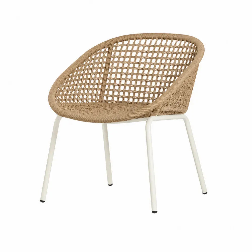 Silla de exterior de cuerda trenzada con estructura de aluminio color beige y patas metálicas blancas diseño moderno