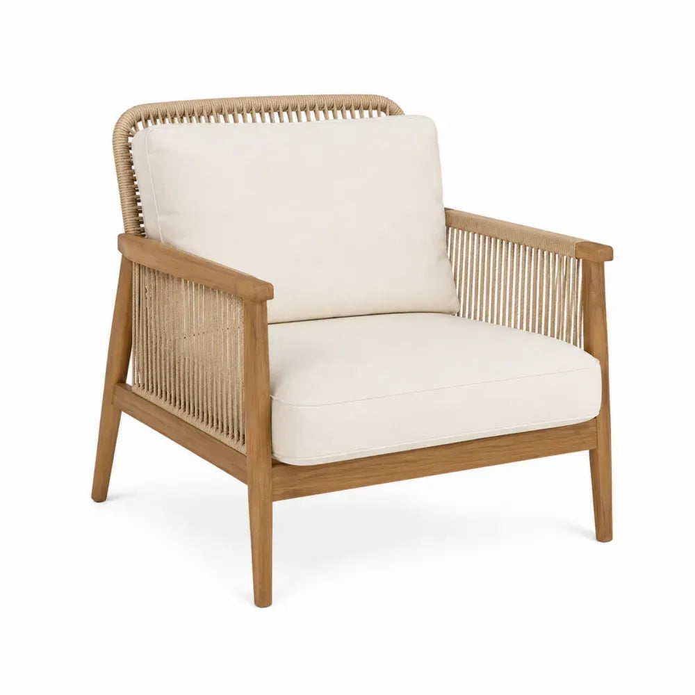 Silla de exterior tapizada en tejido poliéster beige con estructura de madera maciza y laterales en cuerda trenzada