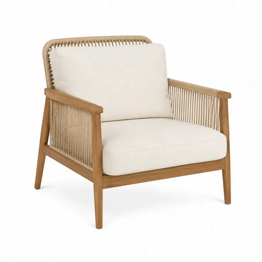 Silla de exterior tapizada en tejido poliéster beige con estructura de madera maciza y laterales en cuerda trenzada