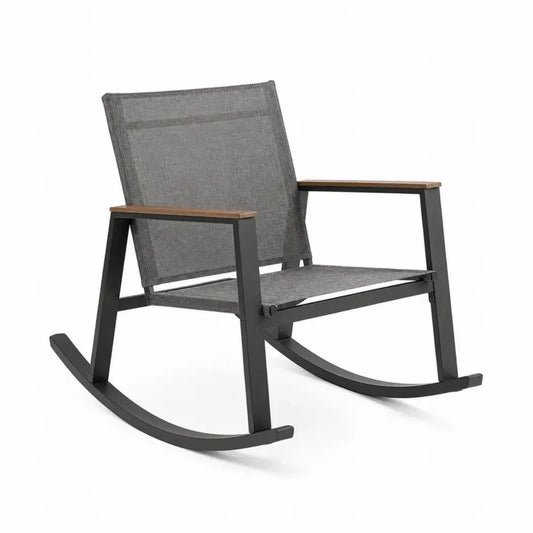 Silla mecedora de exterior con estructura de acero negro asiento de malla textilene y reposabrazos de madera color gris 70 cm x 85 cm x 90 cm